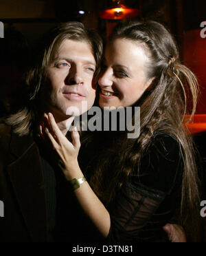 Chanteur John Kelly et son épouse et partenaire duo Maite Itoiz sont illustrés à l'after party de la ZDF star live show gala au profit de l'Agro Action allemande à Riesa, Allemagne, jeudi, 19 octobre 2006. De nombreuses célébrités a répondu à des appels téléphoniques pour les dons au cours de la 11e spectacle bénéfique. Photo : Jens Kalaene Banque D'Images