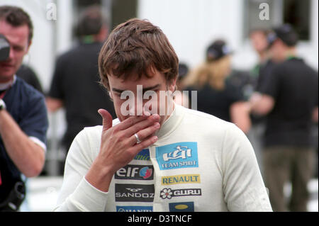 Pilote de Formule 1 espagnol Fernando Alonso de Renault promenades à travers le paddock à l'Interlagos racetrack près de Sao Paulo, Brésil, vendredi 20 octobre 2006. Le Grand Prix aura lieu le dimanche 22 octobre. Photo : Arno Burgi Banque D'Images