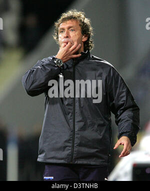 L'entraîneur-chef de Hambourg Thomas Doll pendant le match de Bundesliga gestes entre Bayer Leverkusen Hambourg SV 04 et à la BayArena à Leverkusen, Allemagne, dimanche, 22 octobre 2006. Photo : Rolf Vennenbernd (ATTENTION : embargo ! Le LDF permet la poursuite de l'utilisation des images dans l'IPTV, les services mobiles et autres technologies nouvelles seulement deux heures après la fin du match. La publ Banque D'Images