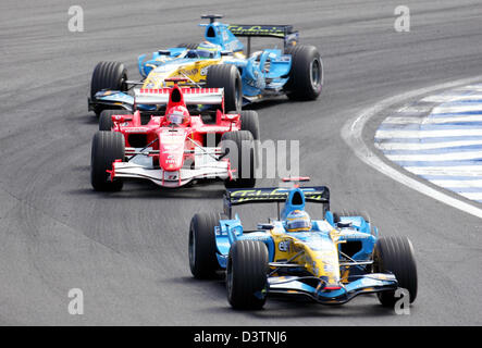 L'Espagnol Fernando Alonso de Renault F1 Team courses d'avance sur l'Allemand Michael Schumacher de la Scuderia Ferrari et l'Italien Giancarlo Fisichella au cours de la F1 Grand Prix du Brésil à l'hippodrome à Interlagos près de Sao Paulo, Brésil, dimanche 22 octobre 2006. Photo : Gero Breloer Banque D'Images