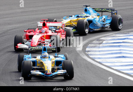 L'Espagnol Fernando Alonso de Renault F1 Team courses d'avance sur l'Allemand Michael Schumacher de la Scuderia Ferrari et l'Italien Giancarlo Fisichella au cours de la F1 Grand Prix du Brésil à l'hippodrome à Interlagos près de Sao Paulo, Brésil, dimanche 22 octobre 2006. Photo : Gero Breloer Banque D'Images