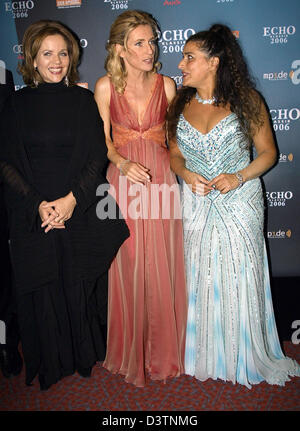 US-soprano américaine Renée Fleming (L-R), l'actrice allemande et animateur du gala Maria Furtwaengler, et la mezzo-soprano italienne Cecilia Bartoli British sont représentés à la cérémonie pour le 'Echo Classic Music Award 2006" à Munich, Allemagne, le dimanche, 22 octobre 2006. Photo : Ursula Dueren Banque D'Images