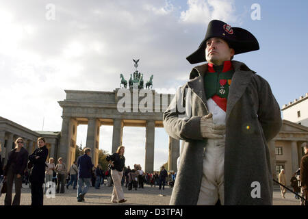 US Mark Schneider pose habillé en Napoléon à la porte de Brandebourg de Berlin, Allemagne, vendredi, 27 octobre 2006. Le samedi, 28 octobre, 'Napoléon et 200 soldats français' va passer la porte de Brandebourg en uniformes historiques à l'occasion du 200e anniversaire de l'entrée de Napoléon à Berlin le 27 octobre 1806 après avoir vaincu la Prusse dans la double bataille de Iéna et Auerstedt. L e Banque D'Images