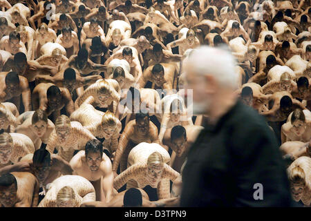 Un visiteur passe devant la photo 'Taktile" par l'artiste Claudia Rogge au stand de la galerie 'Voss' de Duesseldorf au arts 'juste' Art Cologne à Cologne, Allemagne, le mardi, 31 octobre 2006. L'international arts fair 'Art Cologne' a lieu du 1er au 5 novembre 2006 à Cologne. Photo : Oliver Berg Banque D'Images