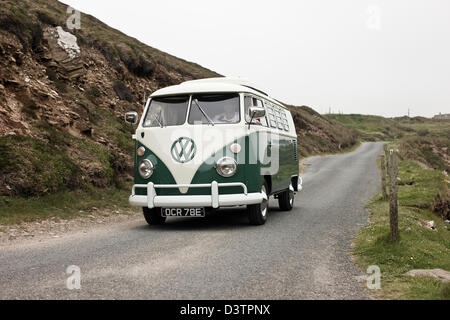 Campervan VW sur la route côtière, St Agnes, Cornwall, UK Banque D'Images