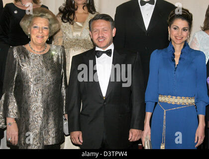 La Reine des Pays-Bas Beatrix (L-R), le Roi de Jordanie Abdullah II et son épouse la reine Rania sont illustrés au cours d'une réception par le Royaume hachémite Royals pour la Reine Beatrix à Scheveningen, Pays-Bas, le mardi 31 octobre 2006. Le roi Abdallah II et La Reine Rania payer une visite d'État aux Pays-Bas du 30 octobre au 1 novembre 2006. Photo : Albert van der Werf Pays-bas OUT Banque D'Images