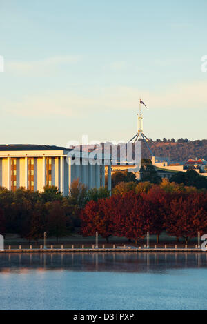 Sur le lac Burley Griffin à la Bibliothèque nationale d'Australie. Canberra, Territoire de la capitale australienne (ACT), l'Australie Banque D'Images