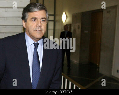 Chef de la Deutsche Bank, Josef Ackermann arrive pour la 'Mannesmann-procès" au Tribunal de District de Düsseldorf, Allemagne, jeudi, 02 novembre 2006. Le procès est dans la troisième révision et se concentre sur la controversée des indemnités de 58 millions d'euros, qui ont été versés au cours de l'acquisition de Mannesmann par le groupe de télécommunications britannique Vodafone en 2000. Photo : Federico Gambarin Banque D'Images