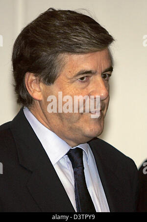 Chef de la Deutsche Bank, Josef Ackermann arrive à la salle d'audience de la 'Mannesmann-procès" au Tribunal de District de Düsseldorf, Allemagne, jeudi, 02 novembre 2006. Le procès est dans la troisième révision et se concentre sur la controversée des indemnités de 58 millions d'euros, qui ont été versés au cours de l'acquisition de Mannesmann par le groupe de télécommunications britannique Vodafone en 2000. Photo : Banque D'Images