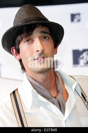 US-acteur américain Adrien Brody pose sur le tapis rouge au Centre Bella pendant les MTV Europe Music Awards 2006 à Copenhague, Danemark, 02 novembre 2006. Photo : Hubert Boesl Banque D'Images