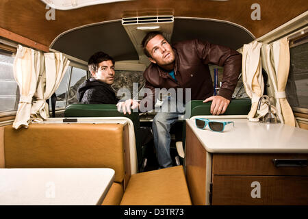Deux amis dans VW campervan, St Agnes, Cornwall, UK Banque D'Images