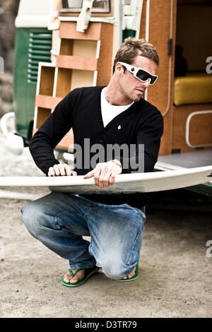 Les surfeurs avec VW campervan, St Agnes, Cornwall, UK Banque D'Images