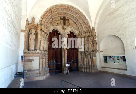 (Afp) - l'image montre ce qu'on appelle le paradis du porche avant 1240 dans la cathédrale de Paderborn, Allemagne, 15 juillet 2006. La cathédrale a été érigée au 13e siècle. Photo : Horst Ossinger Banque D'Images
