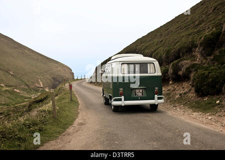 Campervan VW sur la route côtière, St Agnes, Cornwall, UK Banque D'Images