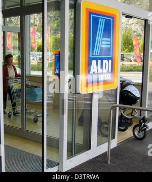 Les clients quittent un supermarché de discounter ALDI-Suisse à Visp, canton du Valais, Suisse, mercredi 18 octobre 2006. Photo : Kay Nietfeld Banque D'Images