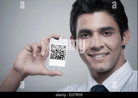 Portrait avec code-barres 2D sur son écran Banque D'Images