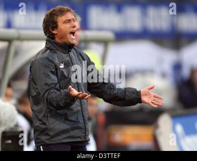 L'entraîneur-chef de Hambourg Thomas Doll gestes sur le côté ligne lors de la Bundesliga match contre Borussia Moenchengladbach à l'AOL Arena de Hambourg, Allemagne, samedi, 11 novembre 2006. Photo : Ulrich Perrey Banque D'Images