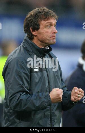 L'entraîneur-chef de Hambourg Thomas Doll gestes sur le côté ligne lors de la Bundesliga match contre Borussia Moenchengladbach à l'AOL Arena de Hambourg, Allemagne, samedi, 11 novembre 2006. Photo : Ulrich Perrey Banque D'Images