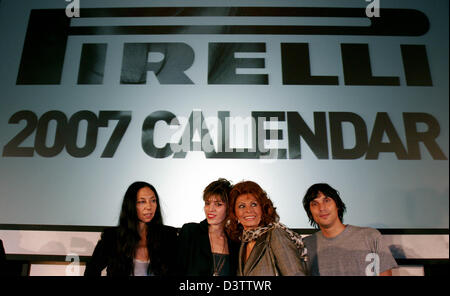 Les photographes Inez van Lamsweerde (L), Vinoodh Matadin (R), l'actrice italienne Sophia Loren (2-R) et Lou Doillon présente le nouveau Calendrier Pirelli 2007 à Londres, en Angleterre, le jeudi, 16 novembre 2006. Photo : Daniel Karmann Banque D'Images