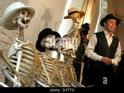 Plastinator controversé Gunther von Hagens photographiée avec skeltons porter un chapeau à l'ouverture de son "Plastinarium" à Guben, Allemagne, 16 novembre 2006. La "Plastinarium" est constitué d'une exposition sur l'histoire de l'anatomie, un studio plastination pour l'homme et l'animal ainsi qu'un modèle de montre. L'église Protestan ont protesté contre l'immeuble avec un piquet. La Bahnhofstraße Palastinate Banque D'Images