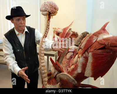 Plastinator controversé Gunther von Hagens photographiée avec un plastinate à l'ouverture de son "Plastinarium" à Guben, Allemagne, 16 novembre 2006. La "Plastinarium" est constitué d'une exposition sur l'histoire de l'anatomie, un studio plastination pour l'homme et l'animal ainsi qu'un modèle de montre. L'église Protestan ont protesté contre l'immeuble avec un piquet. Le Palastinate GmbH Bahnhofstraße emp Banque D'Images