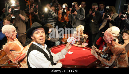 Plastinator controversé Gunther von Hagens 'cartes' avec plastinates joue à l'ouverture de son "Plastinarium" à Guben, Allemagne, 16 novembre 2006. La "Plastinarium" est constitué d'une exposition sur l'histoire de l'anatomie, un studio plastination pour l'homme et l'animal ainsi qu'un modèle de montre. L'église Protestan ont protesté contre l'immeuble avec un piquet. Le Palastinate Am Markt GmbH Banque D'Images