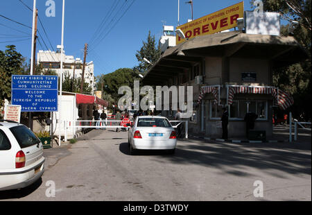 La photo montre un passage de la frontière entre la Grèce et la partie turque de Nicosie, Chypre, 15 novembre 2006. L'île et la ville ont été divisés après l'invasion de l'armée turque déposséder l'archevêque et le Président Makarios en 1974 tuant 6 000 personnes. Photo : Achim Scheidemann Banque D'Images