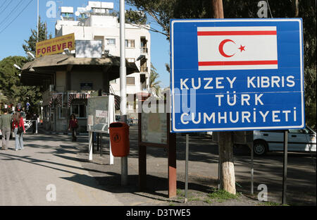 Un signe avec le Cypriot-Turkish la photo du drapeau au passage de la frontière entre la Grèce et la partie turque de Nicosie, Chypre, 15 novembre 2006. L'île et la ville ont été divisés après l'invasion de l'armée turque déposséder l'archevêque et le Président Makarios en 1974 tuant 6 000 personnes. Photo : Achim Scheidemann Banque D'Images