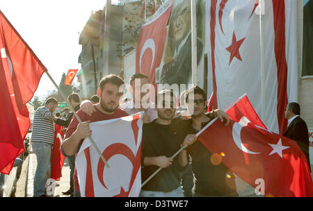 Les jeunes turcs célèbrent la fête nationale chypriote turque avec les drapeaux dans la partie turque de Nicosie, Chypre, 15 novembre 2006. L'île et la ville ont été divisés après l'invasion de l'armée turque déposséder l'archevêque et le Président Makarios en 1974 tuant 6 000 personnes. Photo : Achim Scheidemann Banque D'Images