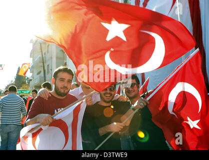 Les jeunes turcs célèbrent la fête nationale chypriote turque avec les drapeaux dans la partie turque de Nicosie, Chypre, 15 novembre 2006. L'île et la ville ont été divisés après l'invasion de l'armée turque déposséder l'archevêque et le Président Makarios en 1974 tuant 6 000 personnes. Photo : Achim Scheidemann Banque D'Images