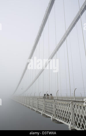 Groupe de personnes qui envisagent la brume sur Clifton Suspension Bridge Banque D'Images