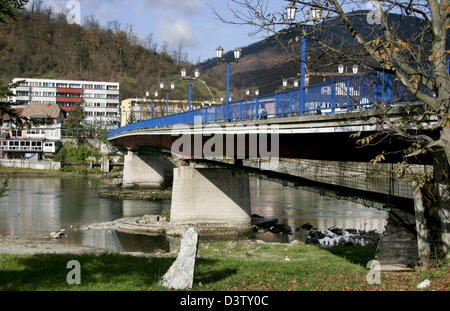 La photo montre les piétons sur un pont sur la rivière peint Drina à Gorazde, en Bosnie et Herzégovine, le mercredi 15 novembre 2006. La ville a 37.500 habitants et fait partie de la Fédération. Bosnian-Croatian Pendant la guerre de Bosnie entre 1992 et 1995 a été très Goradzde et difficulté a été déclarée zone de sécurité de l'ONU en 1993. Gorazde a été jugée à l'Bosnian-Croatian Fe Banque D'Images