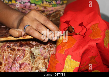 Appliquer de la cire traditionnelle au cours de processus de Batik à Kandy, Sri Lanka Banque D'Images