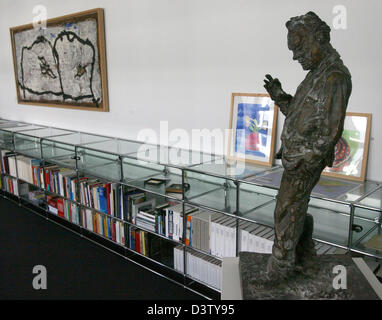 (Afp) - l'image montre le bureau de ministre des Affaires étrangères, Frank-Walter STEINMEIER (SPD) avec la statue de bronze de l'ancien chancelier allemand Willy Brandt (SPD) de l'artiste Rainer Fetting du ministère des Affaires étrangères à Berlin, 20 septembre 2006. Photo : Tim Brakemeier Banque D'Images