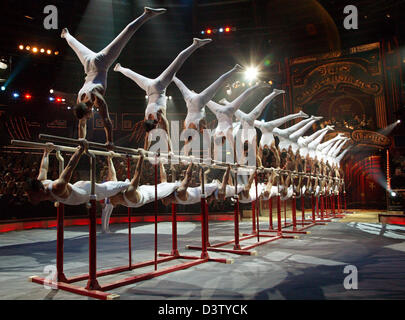 Ensemble d'acrobatie français 'Les Pompiers de Paris' (La Parisienne Fire Brigade' répéter son acte avec à la répétition générale de German TV show 'Stars' dans l'arène au Cirque Krone à Munich, Allemagne, le vendredi, 01 décembre 2006. Des personnalités du cinéma, du spectacle et des sports pour faire la charité. Le gala télévisé weill le 26 décembre. Photo : Volker Dornberger Banque D'Images