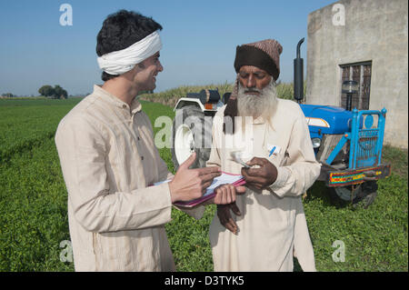 Donner de l'argent à un autre agriculteur Agriculteur que l'agriculture, de prêt, Sonipat Haryana, Inde Banque D'Images