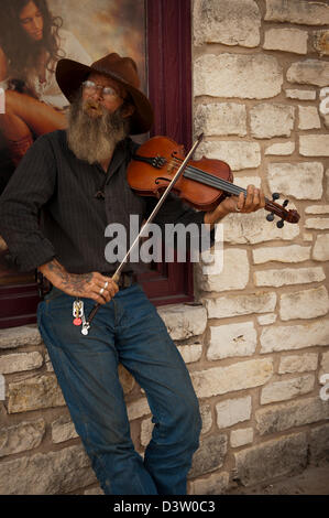 Vieux violoneux barbu joue du violon dans les rues d'Austin, Texas Banque D'Images