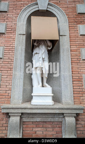 Statue de carton fort dans la tête dans les jardins Joan Maragall à Montjuic, Barcelone Banque D'Images