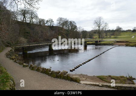 Stepping Stones & passerelle sur la rivière Wharfe sur le Dales Way Sentier Wharfedale Yorkshire Banque D'Images