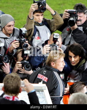 L'entraîneur-chef de Cologne Christoph Daum (C) est entouré par les photographes avant le match de deuxième division de la Bundesliga 1.FC Cologne vs MSV Duisburg au stade RheinEnergie de Cologne, Allemagne, le lundi, 04 décembre 2006. Photo : Rolf Vennenbernd (ATTENTION : période de blocage ! Le LDF permet la poursuite de l'utilisation des images dans l'IPTV, les services mobiles et autres technologies nouvelles seuls t Banque D'Images