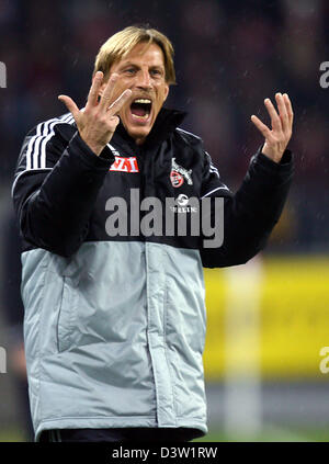 L'entraîneur-chef de Cologne Christoph Daum conseille ses joueurs lors de la deuxième division de la Bundesliga match 1.FC Cologne vs MSV Duisburg au stade RheinEnergie de Cologne, Allemagne, le lundi, 04 décembre 2006. Duisburg défait 1-3. Cologne Photo : Oliver Berg (ATTENTION : période de blocage ! Le LDF permet la poursuite de l'utilisation des images dans l'IPTV, les services mobiles et autres technologies nouvelles Banque D'Images