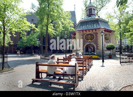 (Afp) - Les pèlerins s'asseoir sur un banc devant la chapelle de grâce de Lüdenscheid, Allemagne, le 9 mai 2006. Environ 700 000 visiteurs par an d'arriver à la plus grande de l'Europe de l'ouest du lieu de pèlerinage. La première église de pèlerinage a été construit en 1643 à 1645, deux autres ont été errected dans 1858 à 1864. Photo : Horst Ossinger Banque D'Images