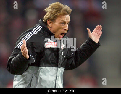 L'entraîneur-chef de Cologne Christoph Daum est en colère au cours de la deuxième division de la Bundesliga match 1.FC Cologne vs MSV Duisburg au stade RheinEnergie de Cologne, Allemagne, le lundi, 04 décembre 2006. Duisburg défait 1-3. Cologne Photo : Oliver Berg Banque D'Images