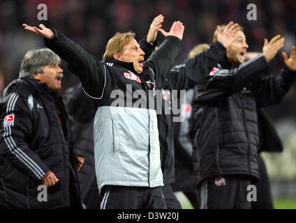 L'entraîneur-chef de Cologne Christoph Daum (C) des objets à l'arbitre pendant le match de deuxième division de la Bundesliga 1.FC Cologne vs MSV Duisburg au stade RheinEnergie de Cologne, Allemagne, le lundi, 04 décembre 2006. Duisburg défait 1-3. Cologne Photo : Oliver Berg Banque D'Images