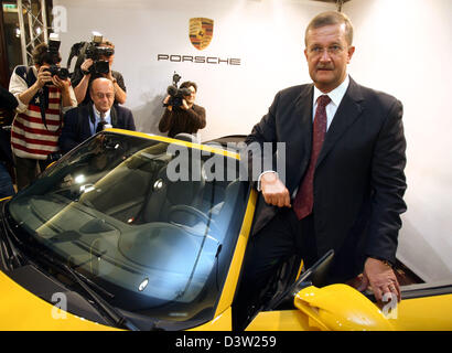 Porsche Wendelin Wiedeking PDG (R) pose à côté d'une Porsche Jaune 911 Carrera 4S cabriolet avant l'équilibre du constructeur automobile sports conférence de presse à Stuttgart, Allemagne, le mercredi 06 décembre 2006. Photo : Bernd Weissbrod Banque D'Images