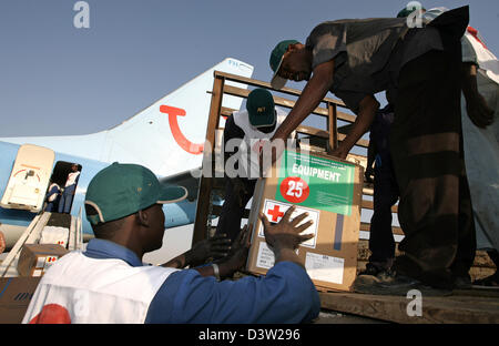 Les travailleurs membres du personnel de l'organisation des secours de la demi-lune rouge soudanais décharger 17 tonnes de fournitures de secours à partir d'un Boeing 737-800 cargo) à l'aéroport de Khartoum, Soudan, le mercredi, 06 décembre 2006. Les secours d'une valeur de plus de 200,000 euros, y compris des moustiquaires, sonographs, tables de livraison et de premiers soins seront transportés jusqu'à la Croix-Rouge allemande (DRK) santé stati Banque D'Images