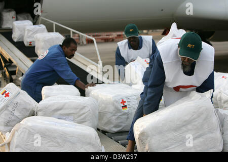 Les travailleurs membres du personnel de l'organisation des secours de la demi-lune rouge soudanais décharger 17 tonnes de fournitures de secours à partir d'un Boeing 737-800 cargo) à l'aéroport de Khartoum, Soudan, le mercredi, 06 décembre 2006. Les secours d'une valeur de plus de 200,000 euros, y compris des moustiquaires, sonographs, tables de livraison et de premiers soins seront transportés jusqu'à la Croix-Rouge allemande (DRK) santé stati Banque D'Images