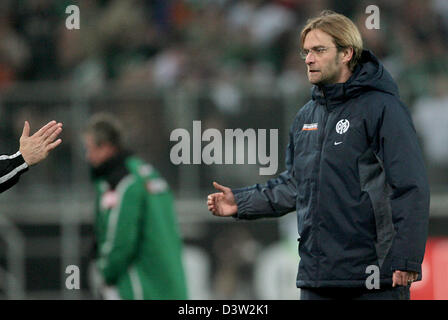 L'entraîneur-chef de Mayence Juergen Klopp félicite un joueur après le match de Bundesliga Borussia Moenchengladbach vs FSV Mainz 05 au Borussia Park Stadium de Moenchengladbach, Allemagne, samedi, 09 décembre 2006. Jovanovic de Mayence a obtenu son équipe à la dernière minute un nul 1-1. Photo : Achim Scheidemann (ATTENTION : période de blocage ! Le LDF permet la poursuite de l'utilisation des images dans l'I Banque D'Images