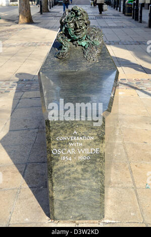 Oscar Wilde sculpture par Maggi Hambling appelé une conversation avec Oscar Wilde en granit vert et bronze Banque D'Images