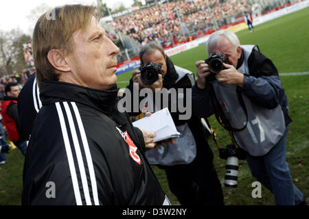 L'entraîneur-chef de Cologne Christoph daum est dans l'attention des médias avant le deuxième match de Bundesliga division Kickers Offenbach vs 1.FC Cologne au stadium Fährkrug Berg d'Offenbach, Allemagne, dimanche, 10 décembre 2006. Photo : Frank Mai (PÉRIODE DE BLOCAGE : ATTENTION ! Le LDF permet la poursuite de l'utilisation des images dans l'IPTV, les services mobiles et autres technologies nouvelles seulement deux ho Banque D'Images